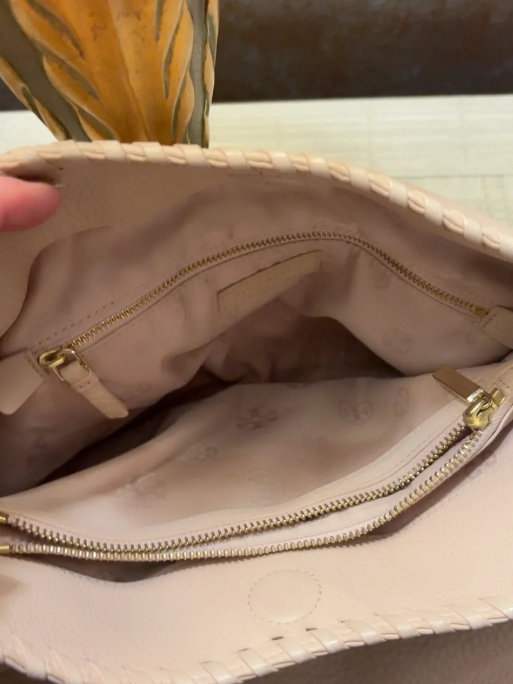 Beautiful Tory Burch Taupe Pebble Whip Stitch Leather Shoulder Bag